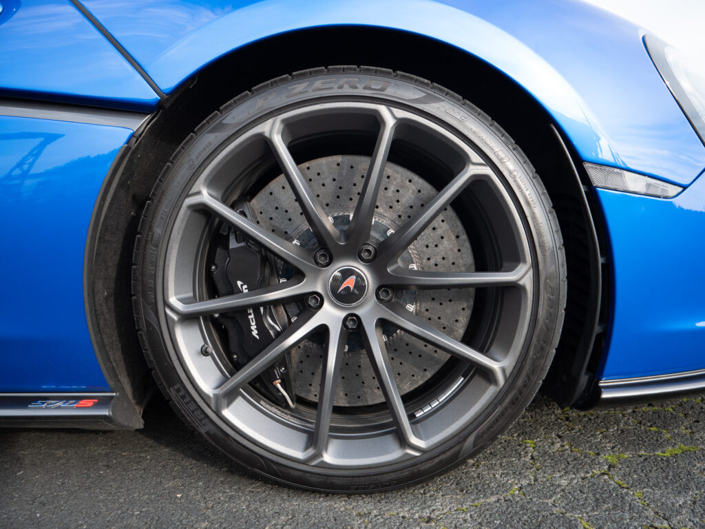 Jantes – MCLAREN – 570S Spider – 2019 – Vega Blue – 570 ch – V8 Bi-Turbo – 18 900 km – Transmission : Sequentielle – Origine Allemagne – Privaty Cars – Rachat express de supercars et hypercars en Nouvelle-Aquitaine