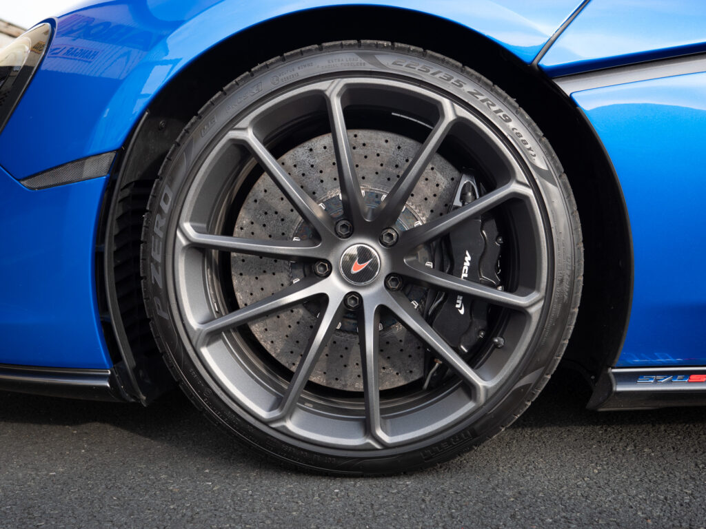 Jantes en alliage avec freins perforés – MCLAREN – 570S Spider – 2019 – Vega Blue – 570 ch – V8 Bi-Turbo – 18 900 km – Transmission : Sequentielle – Origine Allemagne – Privaty Cars – Expert des modèles MCLAREN en Nouvelle-Aquitaine