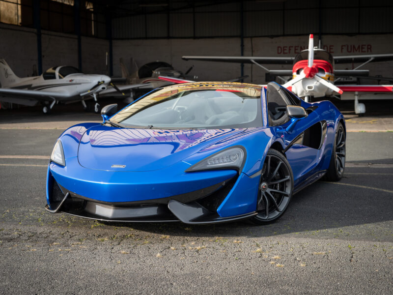 Photo principale – MCLAREN – 570S Spider – 2019 – Vega Blue – 570 ch – V8 Bi-Turbo – 18 900 km – Transmission : Sequentielle – Origine Allemagne – Privaty Cars – Vente de voitures de prestige d’occasion près de Poitiers