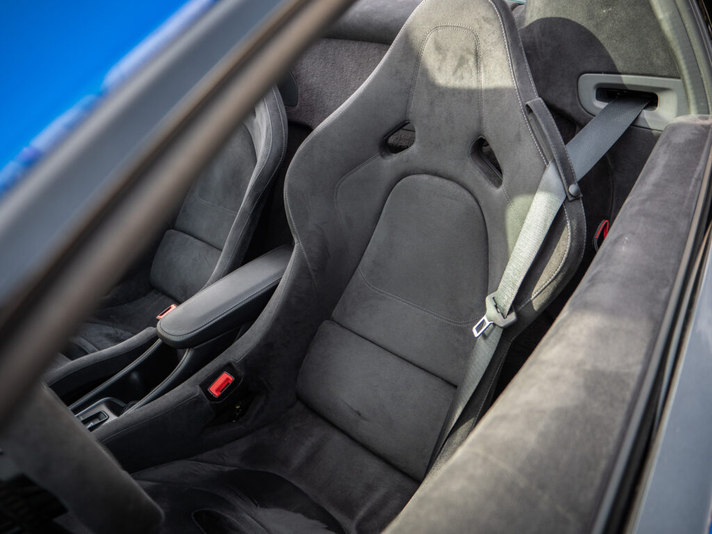 Sièges baquets en alcantara – MCLAREN – 570S Spider – 2019 – Vega Blue – 570 ch – V8 Bi-Turbo – 18 900 km – Transmission : Sequentielle – Origine Allemagne – Privaty Cars – Vente de voitures de prestige d’occasion à 2 heures de Paris en TGV