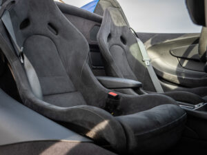 Sièges baquets en alcantara – MCLAREN – 570S Spider – 2019 – Vega Blue – 570 ch – V8 Bi-Turbo – 18 900 km – Transmission : Sequentielle – Origine Allemagne – Privaty Cars – Importation de véhicules de prestige et sportifs près de Poitiers