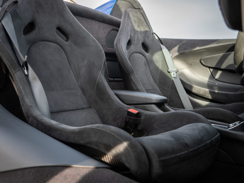 Sièges baquets en alcantara – MCLAREN – 570S Spider – 2019 – Vega Blue – 570 ch – V8 Bi-Turbo – 18 900 km – Transmission : Sequentielle – Origine Allemagne – Privaty Cars – Importation de véhicules de prestige et sportifs près de Poitiers