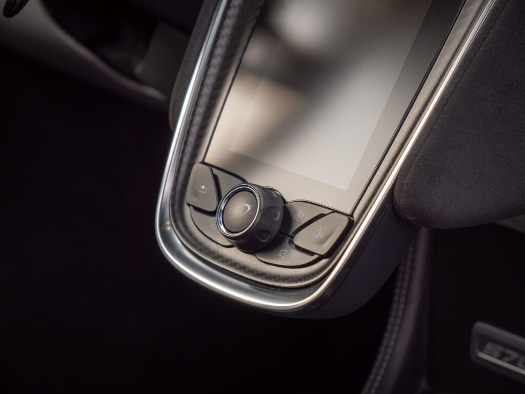 Console centrale avec écran tactile – MCLAREN – 570S Spider – 2019 – Vega Blue – 570 ch – V8 Bi-Turbo – 18 900 km – Transmission : Sequentielle – Origine Allemagne – Privaty Cars – Expertise et vente de modèles Super Sport à La Rochelle