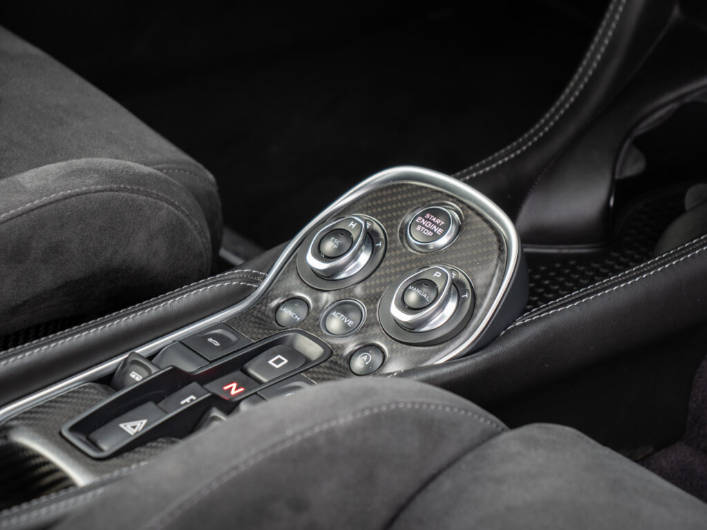 Console centrale avec commandes en carbone – MCLAREN – 570S Spider – 2019 – Vega Blue – 570 ch – V8 Bi-Turbo – 18 900 km – Transmission : Sequentielle – Origine Allemagne – Privaty Cars – Achat et vente de voitures de luxe d’occasion entre Bordeaux et Nantes