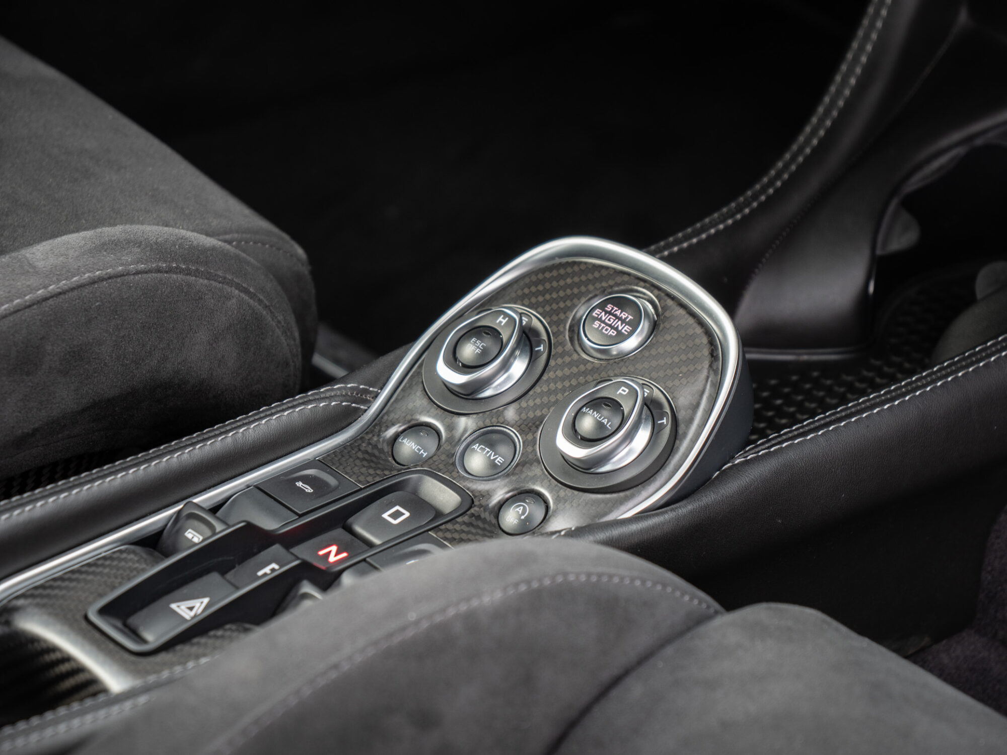 Console centrale avec commandes en carbone – MCLAREN – 570S Spider – 2019 – Vega Blue – 570 ch – V8 Bi-Turbo – 18 900 km – Transmission : Sequentielle – Origine Allemagne – Privaty Cars – Achat et vente de voitures de luxe d’occasion entre Bordeaux et Nantes