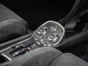 Console centrale avec commandes en carbone – MCLAREN – 570S Spider – 2019 – Vega Blue – 570 ch – V8 Bi-Turbo – 18 900 km – Transmission : Sequentielle – Origine Allemagne – Privaty Cars – Achat et vente de voitures de luxe d’occasion entre Bordeaux et Nantes