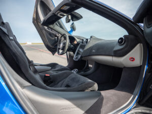 Sièges baquets en alcantara – MCLAREN – 570S Spider – 2019 – Vega Blue – 570 ch – V8 Bi-Turbo – 18 900 km – Transmission : Sequentielle – Origine Allemagne – Privaty Cars – Importation de véhicules de prestige et sportifs entre Bordeaux et Nantes