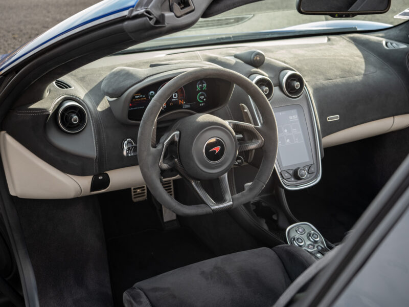Tableau de bord – MCLAREN – 570S Spider – 2019 – Vega Blue – 570 ch – V8 Bi-Turbo – 18 900 km – Transmission : Sequentielle – Origine Allemagne – Privaty Cars – Sélection de véhicules MCLAREN disponibles à La Rochelle