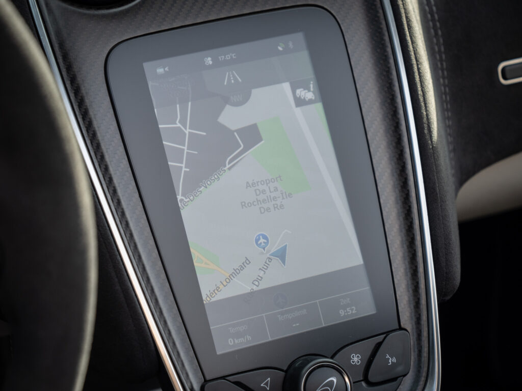 Écran de navigation tactile – MCLAREN – 570S Spider – 2019 – Vega Blue – 570 ch – V8 Bi-Turbo – 18 900 km – Transmission : Sequentielle – Origine Allemagne – Privaty Cars – Reprise cash de voitures de luxe sans obligation d’achat dans l’Ouest de la France