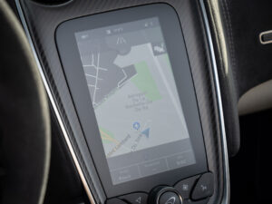 Écran de navigation tactile – MCLAREN – 570S Spider – 2019 – Vega Blue – 570 ch – V8 Bi-Turbo – 18 900 km – Transmission : Sequentielle – Origine Allemagne – Privaty Cars – Reprise cash de voitures de luxe sans obligation d’achat dans l’Ouest de la France