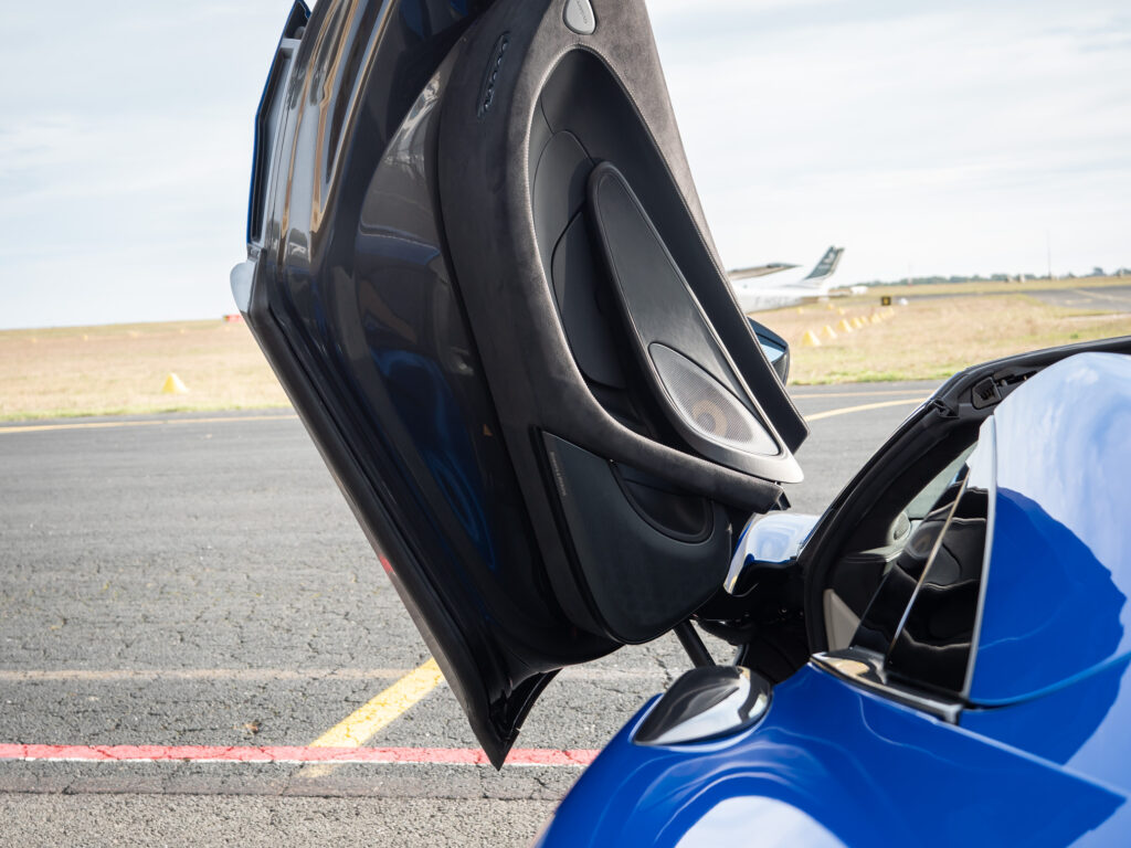 Porte en ouverture verticale – MCLAREN – 570S Spider – 2019 – Vega Blue – 570 ch – V8 Bi-Turbo – 18 900 km – Transmission : Sequentielle – Origine Allemagne – Privaty Cars – Estimation et rachat de véhicules haut de gamme dans l’Ouest de la France