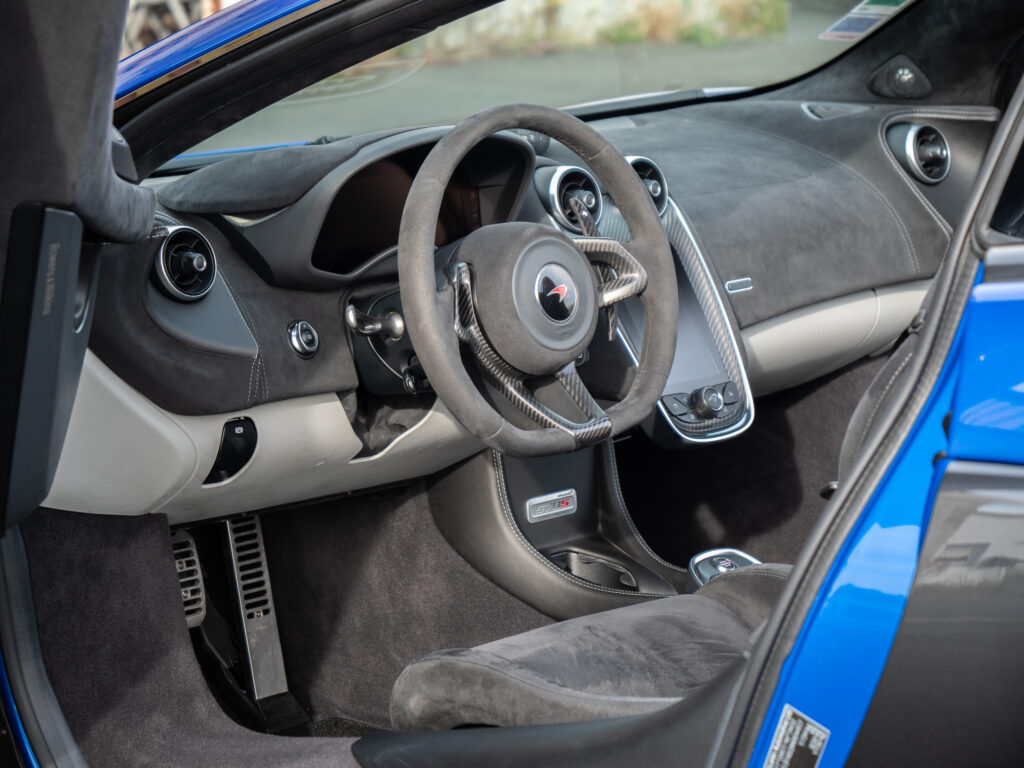 Tableau de bord – MCLAREN – 570S Spider – 2019 – Vega Blue – 570 ch – V8 Bi-Turbo – 18 900 km – Transmission : Sequentielle – Origine Allemagne – Privaty Cars – Recherche personnalisée de voitures de sport d’occasion près de Niort