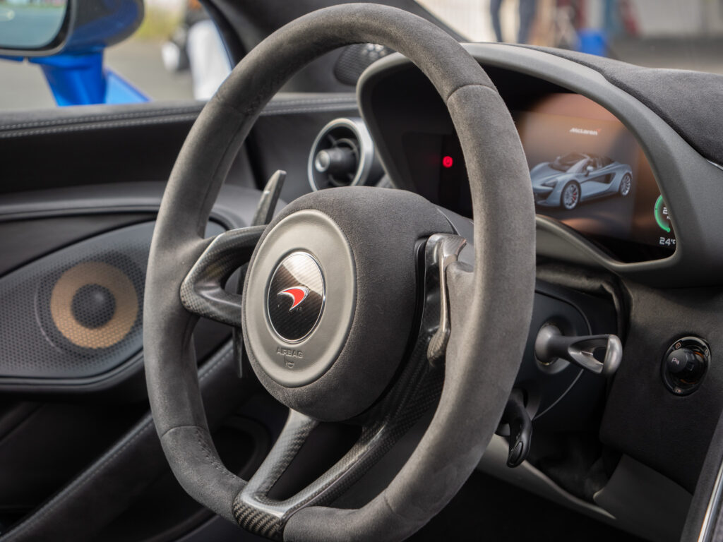 Volant – MCLAREN – 570S Spider – 2019 – Vega Blue – 570 ch – V8 Bi-Turbo – 18 900 km – Transmission : Sequentielle – Origine Allemagne – Privaty Cars – Spécialiste MCLAREN d’occasion proche de Bordeaux