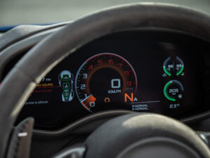 Tableau de bord numérique avec compte-tours – MCLAREN – 570S Spider – 2019 – Vega Blue – 570 ch – V8 Bi-Turbo – 18 900 km – Transmission : Sequentielle – Origine Allemagne – Privaty Cars – Mandat de vente pour automobiles de luxe entre Bordeaux et Nantes