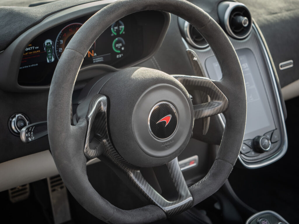 Volant – MCLAREN – 570S Spider – 2019 – Vega Blue – 570 ch – V8 Bi-Turbo – 18 900 km – Transmission : Sequentielle – Origine Allemagne – Privaty Cars – Vente de supercars d’occasion à 2 heures de Paris en TGV