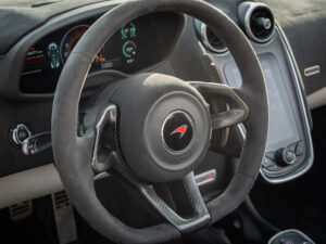 Volant – MCLAREN – 570S Spider – 2019 – Vega Blue – 570 ch – V8 Bi-Turbo – 18 900 km – Transmission : Sequentielle – Origine Allemagne – Privaty Cars – Vente de supercars d’occasion à 2 heures de Paris en TGV