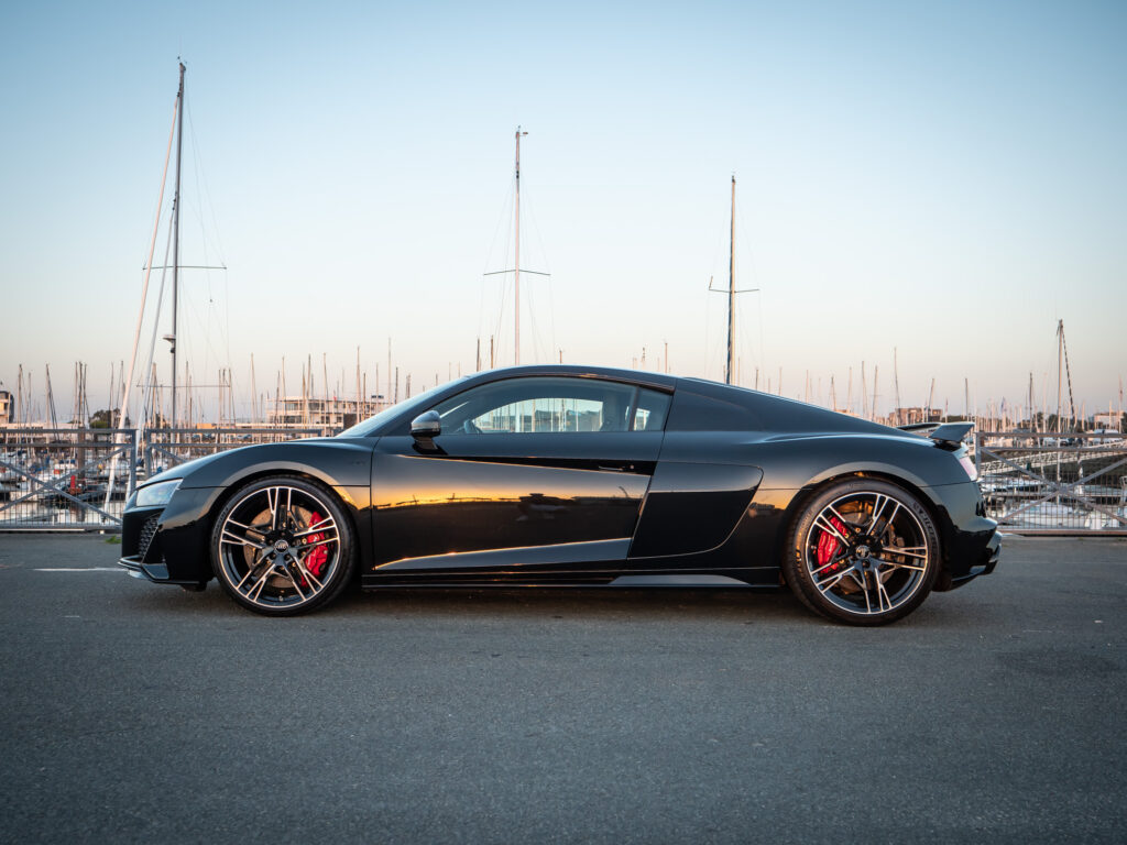 Jante alliage avec étriers rouges – AUDI – R8 Performance – 2020 – Noir Mythic – 32 900 km – 620 ch – V10 – Transmission : Sequentielle – Origine Italie – Privaty Cars – Spécialiste AUDI d’occasion à 2 heures de Paris en TGV