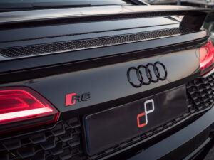 Aileron arrière avec éclairage LED – AUDI – R8 Performance – 2020 – Noir Mythic – 620 ch – V10 – 32 900 km – Transmission : Sequentielle – Origine Italie – Privaty Cars – Spécialiste des sportives d’occasion proche de Bordeaux