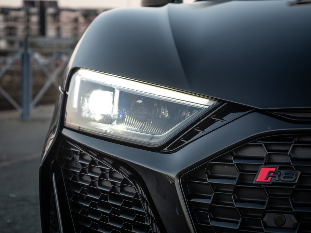 Phares LED avec grille avant – AUDI – R8 Performance – 2020 – Noir Mythic – 620 ch – V10 – 32 900 km – Transmission : Sequentielle – Origine Italie – Privaty Cars – Vente de supercars d’occasion en Nouvelle-Aquitaine