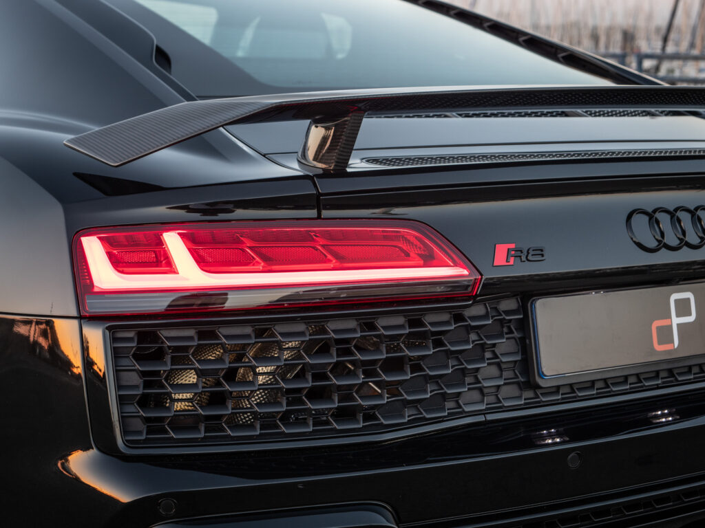 Aileron arrière en carbone – AUDI – R8 Performance – 2020 – Noir Mythic – 620 ch – V10 – 32 900 km – Transmission : Sequentielle – Origine Italie – Privaty Cars – Spécialiste AUDI d’occasion proche de Nantes