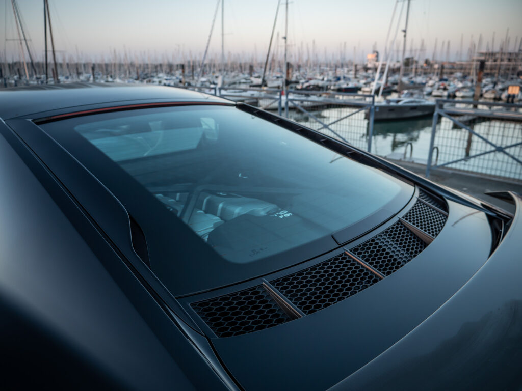 Vitre arrière avec grille d'aération – AUDI – R8 Performance – 2020 – Noir Mythic – 620 ch – V10 – 32 900 km – Transmission : Sequentielle – Origine Italie – Privaty Cars – Estimation et rachat de véhicules haut de gamme dans l’Ouest de la France
