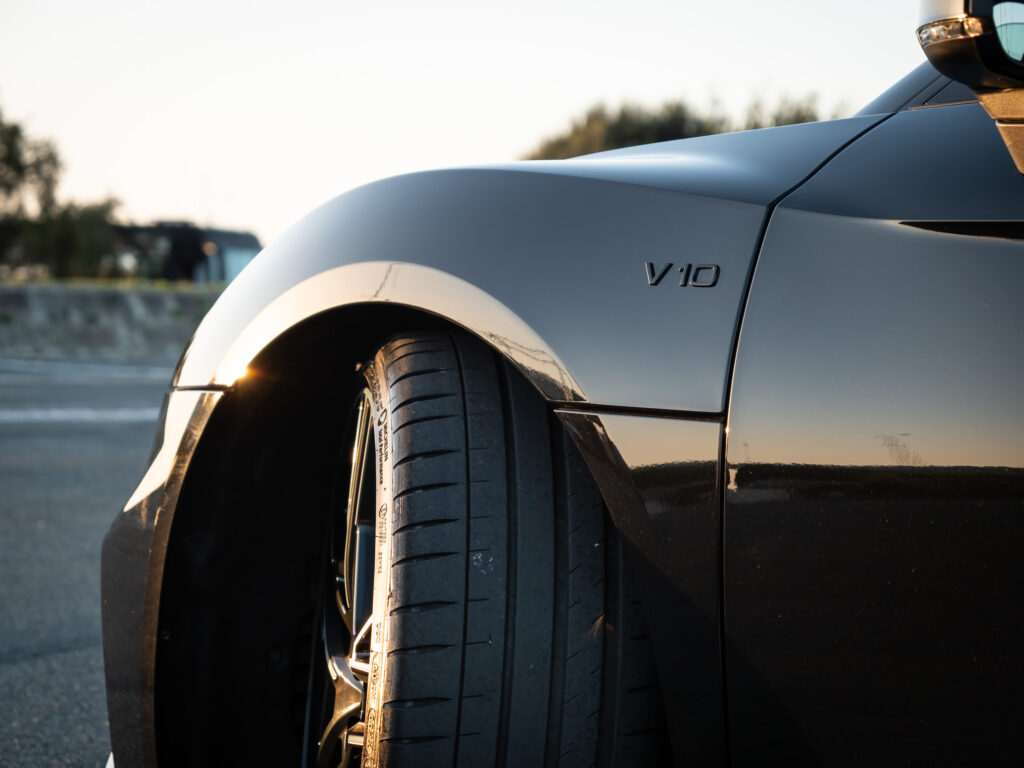 Aile avec inscription V10 – AUDI – R8 Performance – 2020 – Noir Mythic – 620 ch – V10 – 32 900 km – Transmission : Sequentielle – Origine Italie – Privaty Cars – Courtage automobile AUDI entre Bordeaux et Nantes