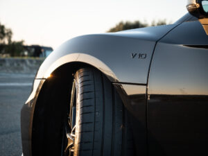 Aile avec inscription V10 – AUDI – R8 Performance – 2020 – Noir Mythic – 620 ch – V10 – 32 900 km – Transmission : Sequentielle – Origine Italie – Privaty Cars – Courtage automobile AUDI entre Bordeaux et Nantes