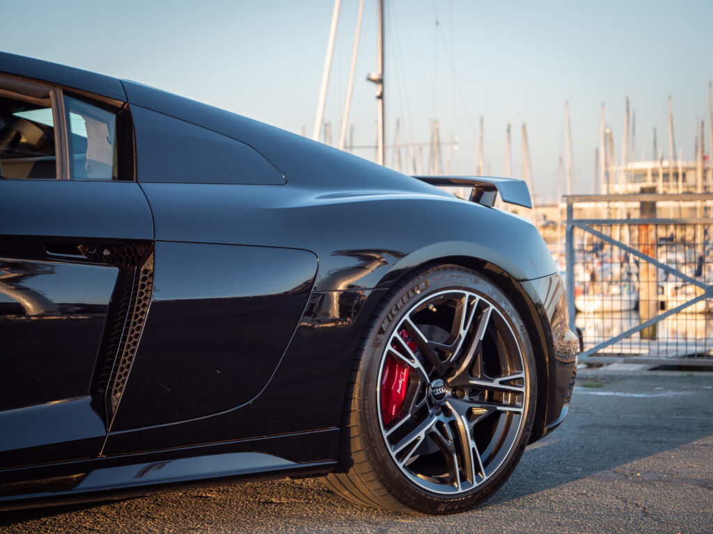 Jante alliage avec étrier rouge – AUDI – R8 Performance – 2020 – Noir Mythic – 620 ch – V10 – 32 900 km – Transmission : Sequentielle – Origine Italie – Privaty Cars – Spécialiste indépendant Porsche, Ferrari et McLaren entre Bordeaux et Nantes