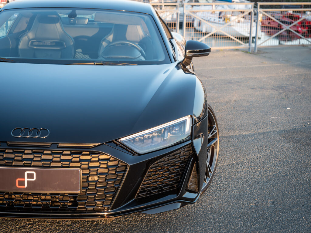 Grille avant avec design en nid d'abeille – AUDI – R8 Performance – 2020 – Noir Mythic – 620 ch – V10 – 32 900 km – Transmission : Sequentielle – Origine Italie – Privaty Cars – Dépôt-vente de voitures de sport et véhicules d’exception près de Poitiers