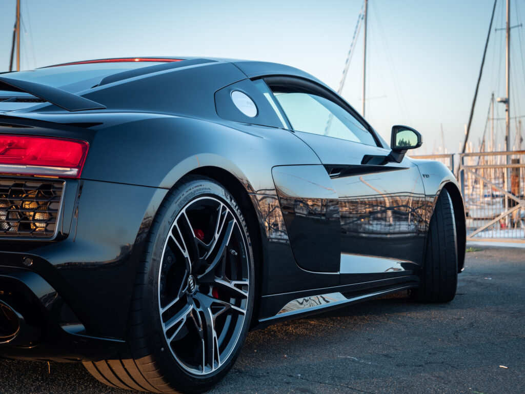 Jante alliage noir avec étriers rouges – AUDI – R8 Performance – 2020 – Noir Mythic – 620 ch – V10 – 32 900 km – Transmission : Sequentielle – Origine Italie – Privaty Cars – Expert des sportives d’occasion haut de gamme à 2 heures de Paris en TGV