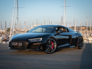 Vue latérale avec jantes sportives – AUDI – R8 Performance – 2020 – Noir Mythic – 620 ch – V10 – 32 900 km – Transmission : Sequentielle – Origine Italie – Privaty Cars – Courtage automobile AUDI à La Rochelle