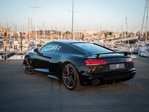 Vue arrière avec aileron et diffuseur – AUDI – R8 Performance – 2020 – Noir Mythic – 620 ch – V10 – 32 900 km – Transmission : Sequentielle – Origine Italie – Privaty Cars – Achat et vente de voitures de sport d’occasion en Charente-Maritime