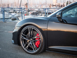 Jante avec étrier de frein rouge – AUDI – R8 Performance – 2020 – Noir Mythic – 620 ch – V10 – 32 900 km – Transmission : Sequentielle – Origine Italie – Privaty Cars – Spécialiste des voitures de sport d’occasion entre Bordeaux et Nantes