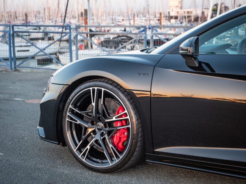 Jante avec étrier de frein rouge – AUDI – R8 Performance – 2020 – Noir Mythic – 620 ch – V10 – 32 900 km – Transmission : Sequentielle – Origine Italie – Privaty Cars – Spécialiste des voitures de sport d’occasion entre Bordeaux et Nantes
