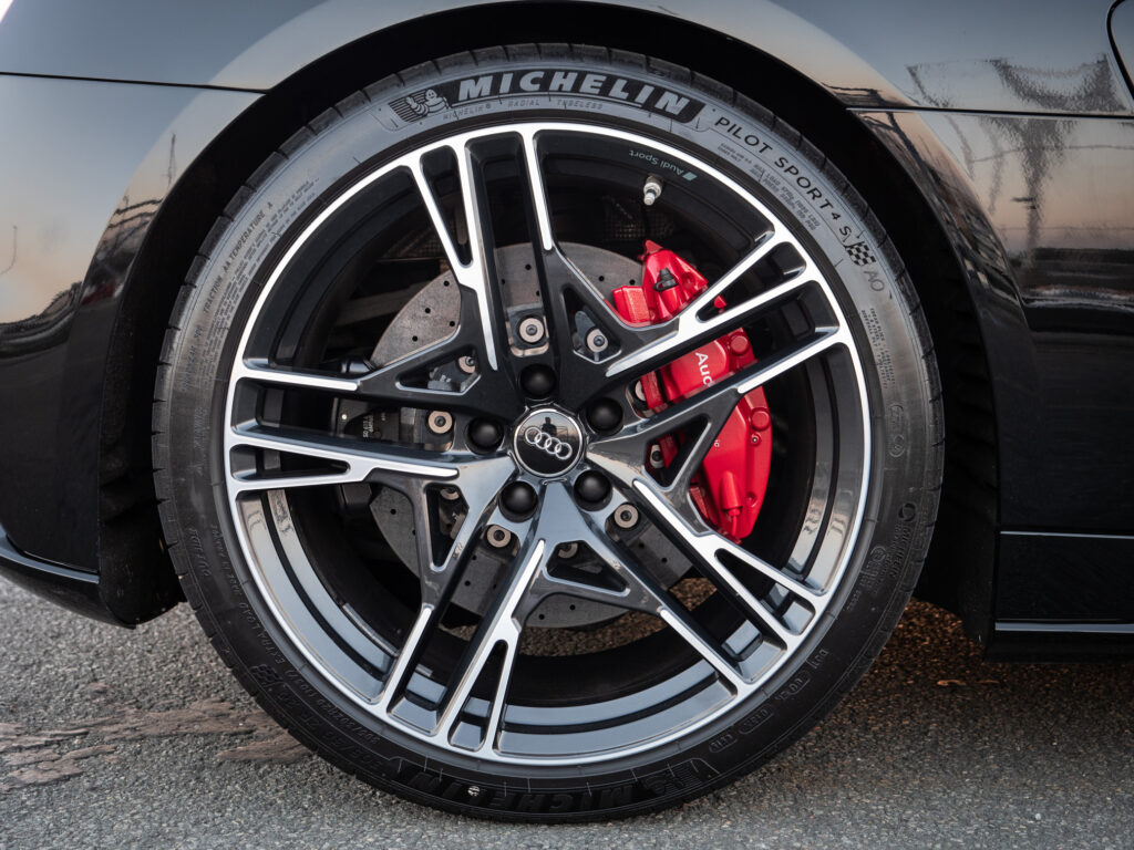 Jantes – AUDI – R8 Performance – 2020 – Noir Mythic – 620 ch – V10 – 32 900 km – Transmission : Sequentielle – Origine Italie – Privaty Cars – Vente de supercars d’occasion en Nouvelle-Aquitaine