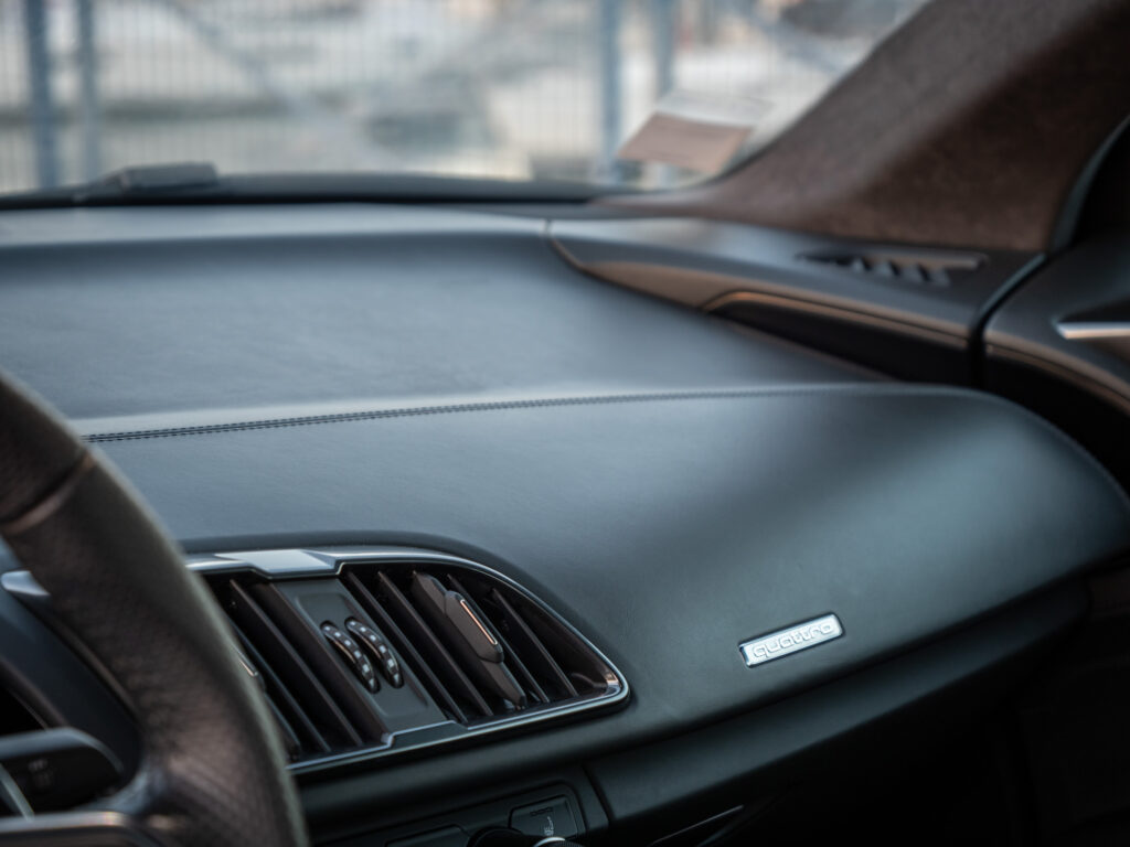 Tableau de bord – AUDI – R8 Performance – 2020 – Noir Mythic – 620 ch – V10 – 32 900 km – Transmission : Sequentielle – Origine Italie – Privaty Cars – Achat et vente de supercars d’occasion proche de Nantes