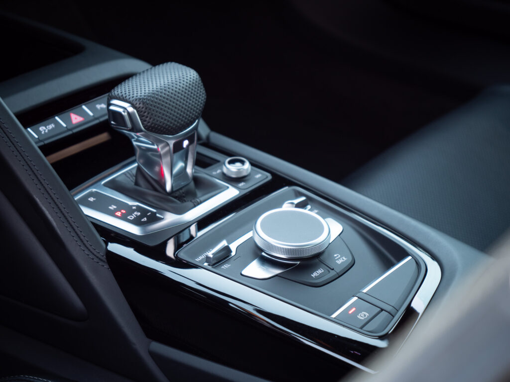 Console centrale avec levier de vitesses – AUDI – R8 Performance – 2020 – Noir Mythic – 620 ch – V10 – 32 900 km – Transmission : Sequentielle – Origine Italie – Privaty Cars – Conciergerie automobile pour véhicules de sport en Charente-Maritime