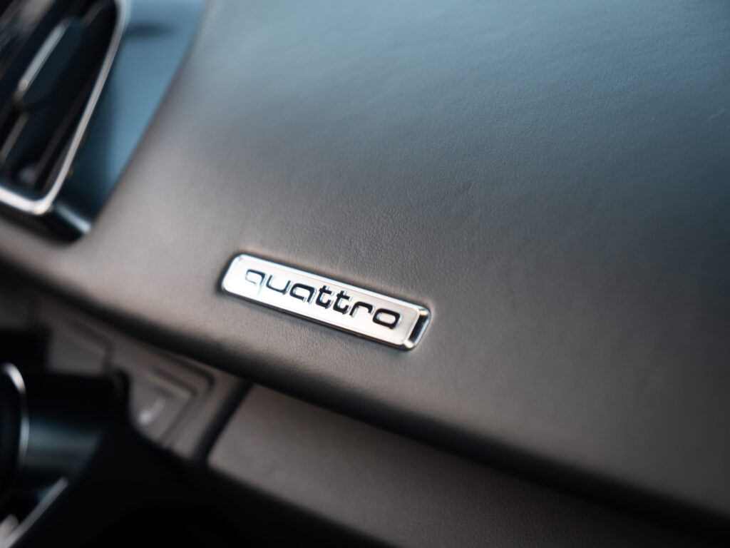 Badge Quattro sur tableau de bord – AUDI – R8 Performance – 2020 – Noir Mythic – 620 ch – V10 – 32 900 km – Transmission : Sequentielle – Origine Italie – Privaty Cars – Spécialiste des voitures de luxe d’occasion à 2 heures de Paris en TGV