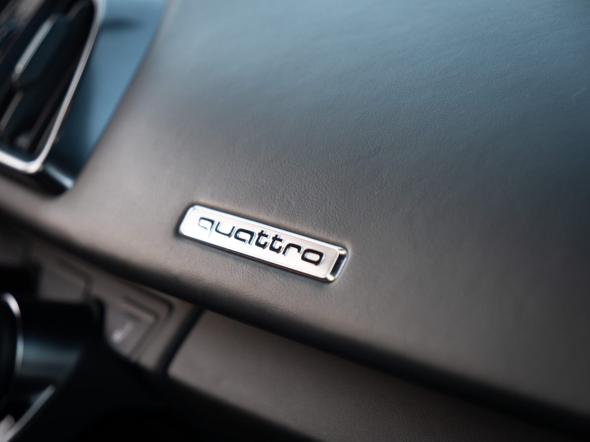 Badge Quattro sur tableau de bord – AUDI – R8 Performance – 2020 – Noir Mythic – 620 ch – V10 – 32 900 km – Transmission : Sequentielle – Origine Italie – Privaty Cars – Spécialiste des voitures de luxe d’occasion à 2 heures de Paris en TGV
