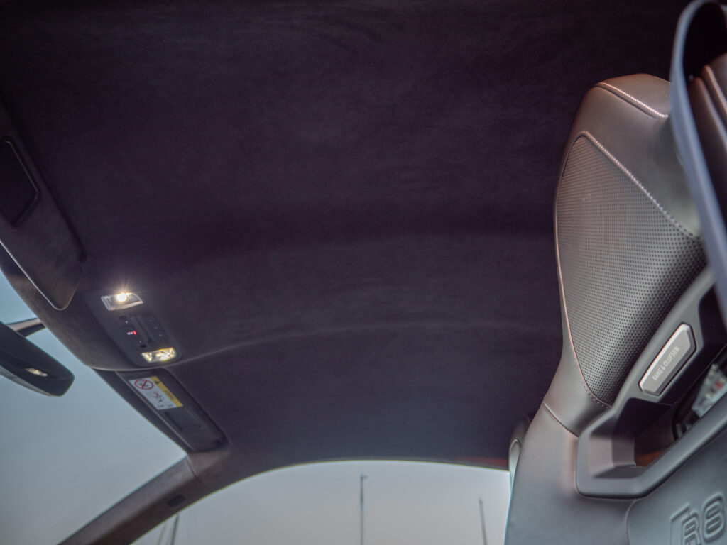 Plafond en alcantara avec éclairage – AUDI – R8 Performance – 2020 – Noir Mythic – 620 ch – V10 – 32 900 km – Transmission : Sequentielle – Origine Italie – Privaty Cars – Rachat de Porsche et Ferrari d’occasion proche de Nantes