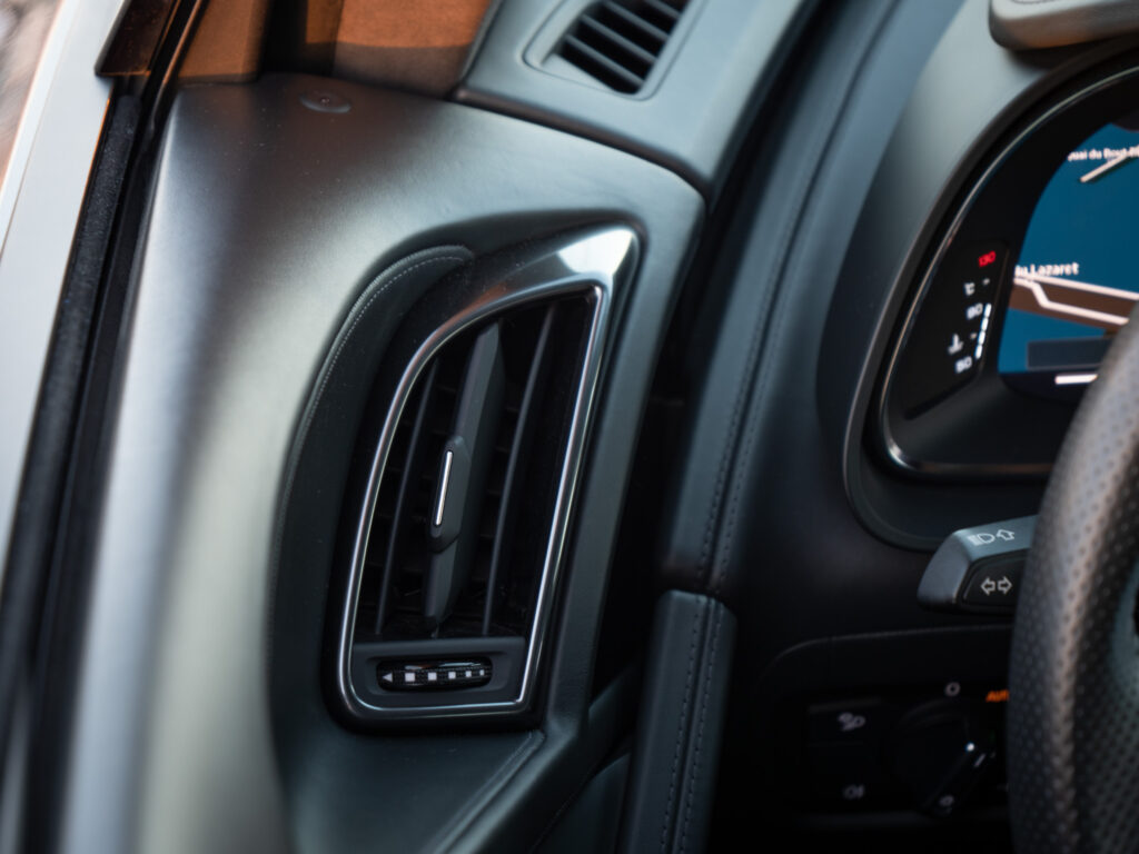 Grille d'aération avec finition chromée – AUDI – R8 Performance – 2020 – Noir Mythic – 620 ch – V10 – 32 900 km – Transmission : Sequentielle – Origine Italie – Privaty Cars – Spécialiste des voitures de luxe d’occasion dans l’Ouest de la France