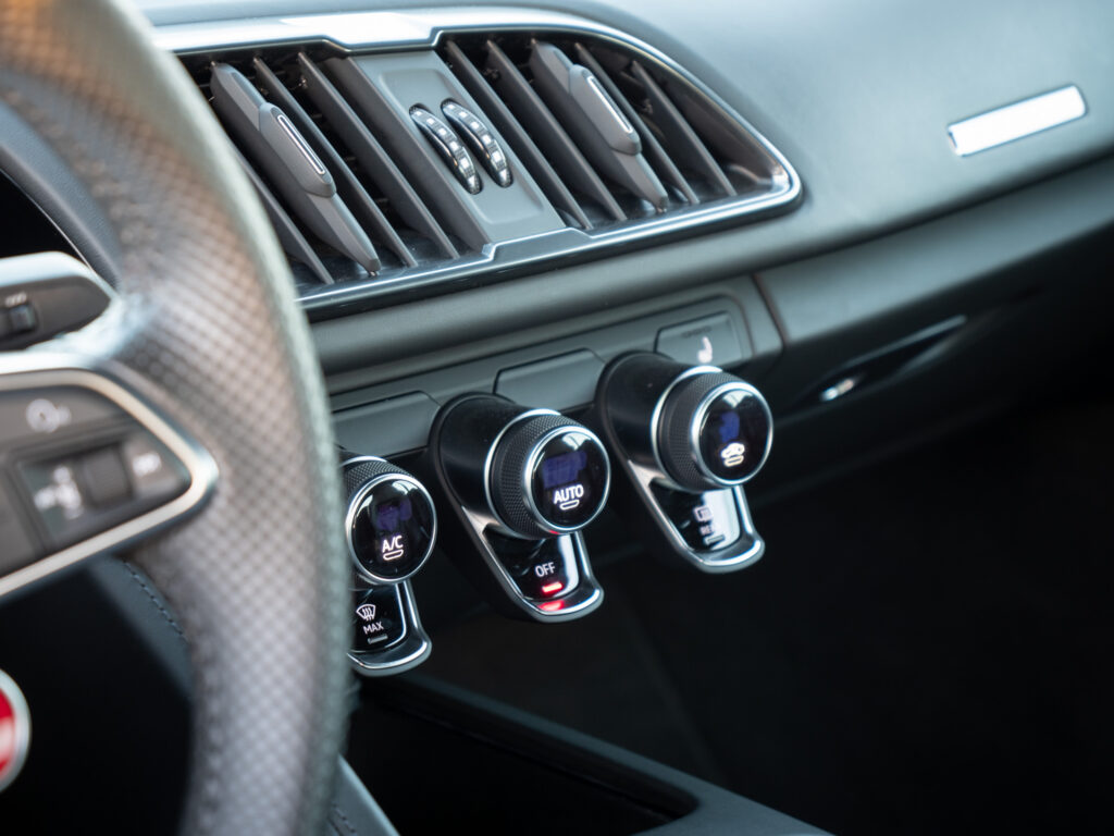 Commandes de climatisation et aérateurs – AUDI – R8 Performance – 2020 – Noir Mythic – 620 ch – V10 – 32 900 km – Transmission : Sequentielle – Origine Italie – Privaty Cars – Showroom de voitures de sport haut de gamme en Nouvelle-Aquitaine