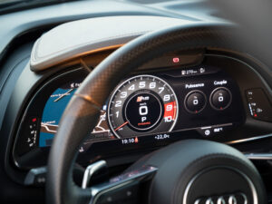 Tableau de bord numérique avec compte-tours – AUDI – R8 Performance – 2020 – Noir Mythic – 620 ch – V10 – 32 900 km – Transmission : Sequentielle – Origine Italie – Privaty Cars – Estimation et rachat de véhicules haut de gamme à La Rochelle