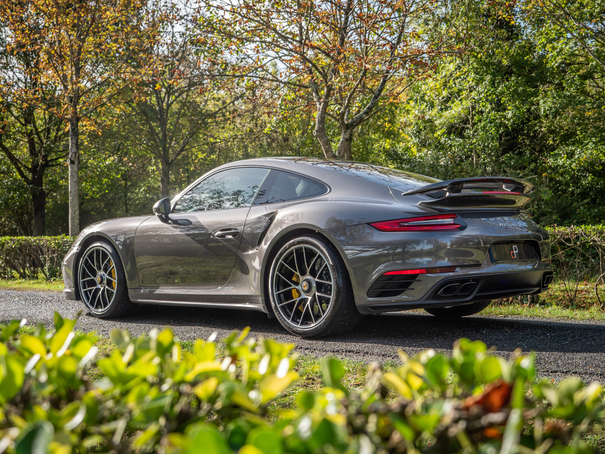 À vendre – PORSCHE – 911 991.2 – 2016 – Gris Quartz – 36 900 km – 580 ch – Flat 6 Turbo – Transmission : Sequentielle – Vue principale – Origine France – Privaty Cars – Spécialiste PORSCHE d’occasion à La Rochelle