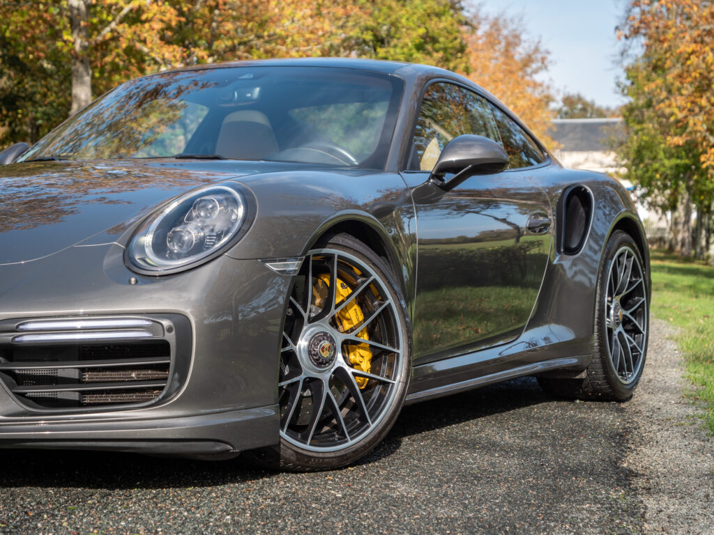 Jante alliage avec étriers jaunes – PORSCHE – 911 991.2 – 2016 – Gris Quartz – 580 ch – Flat 6 Turbo – 36 900 km – Transmission : Sequentielle – Origine France – Privaty Cars – Courtage automobile PORSCHE proche de Nantes
