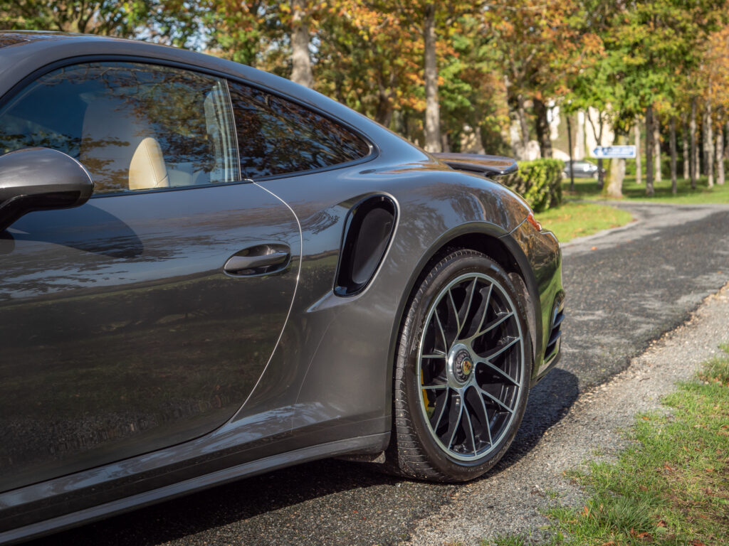 Jante alliage avec design sportif – PORSCHE – 911 991.2 – 2016 – Gris Quartz – 580 ch – Flat 6 Turbo – 36 900 km – Transmission : Sequentielle – Origine France – Privaty Cars – Estimation et rachat de véhicules haut de gamme entre Bordeaux et Nantes