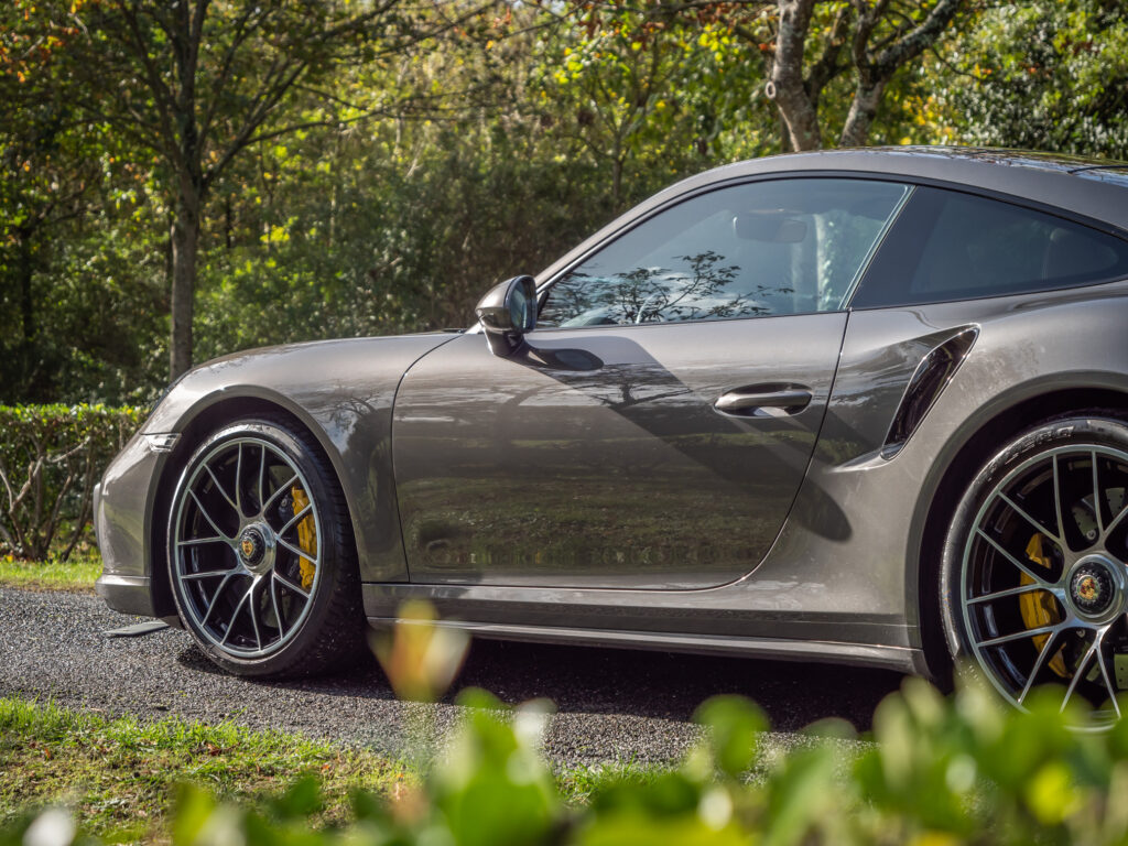 Jante alliage avec étriers jaunes – PORSCHE – 911 991.2 – 2016 – Gris Quartz – 580 ch – Flat 6 Turbo – 36 900 km – Transmission : Sequentielle – Origine France – Privaty Cars – Sélection de véhicules PORSCHE disponibles près de Niort