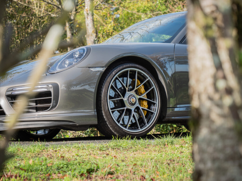 Jante alliage avec étriers jaunes – PORSCHE – 911 991.2 – 2016 – Gris Quartz – 580 ch – Flat 6 Turbo – 36 900 km – Transmission : Sequentielle – Origine France – Privaty Cars – Vente de voitures de prestige d’occasion dans l’Ouest de la France
