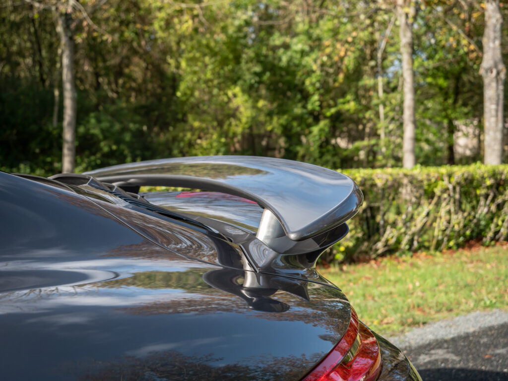 Aileron arrière sur carrosserie – PORSCHE – 911 991.2 – 2016 – Gris Quartz – 580 ch – Flat 6 Turbo – 36 900 km – Transmission : Sequentielle – Origine France – Privaty Cars – Achat et vente de voitures de luxe d’occasion à La Rochelle