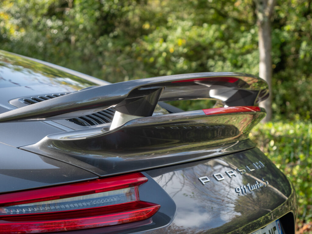 Aileron arrière avec éclairage intégré – PORSCHE – 911 991.2 – 2016 – Gris Quartz – 580 ch – Flat 6 Turbo – 36 900 km – Transmission : Sequentielle – Origine France – Privaty Cars – Achat et vente de supercars d’occasion près de Niort